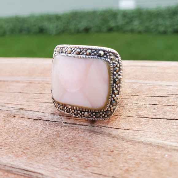 Vintage Mother Of Pearl & Marcasite Cocktail Ring (Size 5 1/2) - Picture 2 of 7